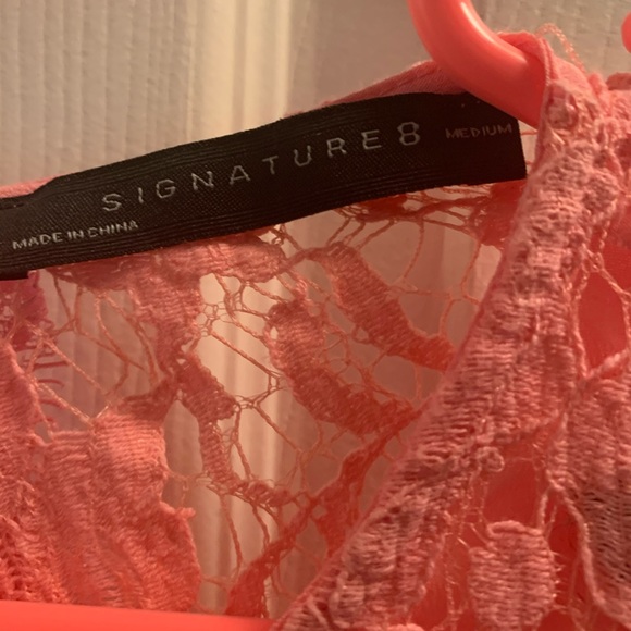 Lace mini dress with open back - Picture 2 of 5